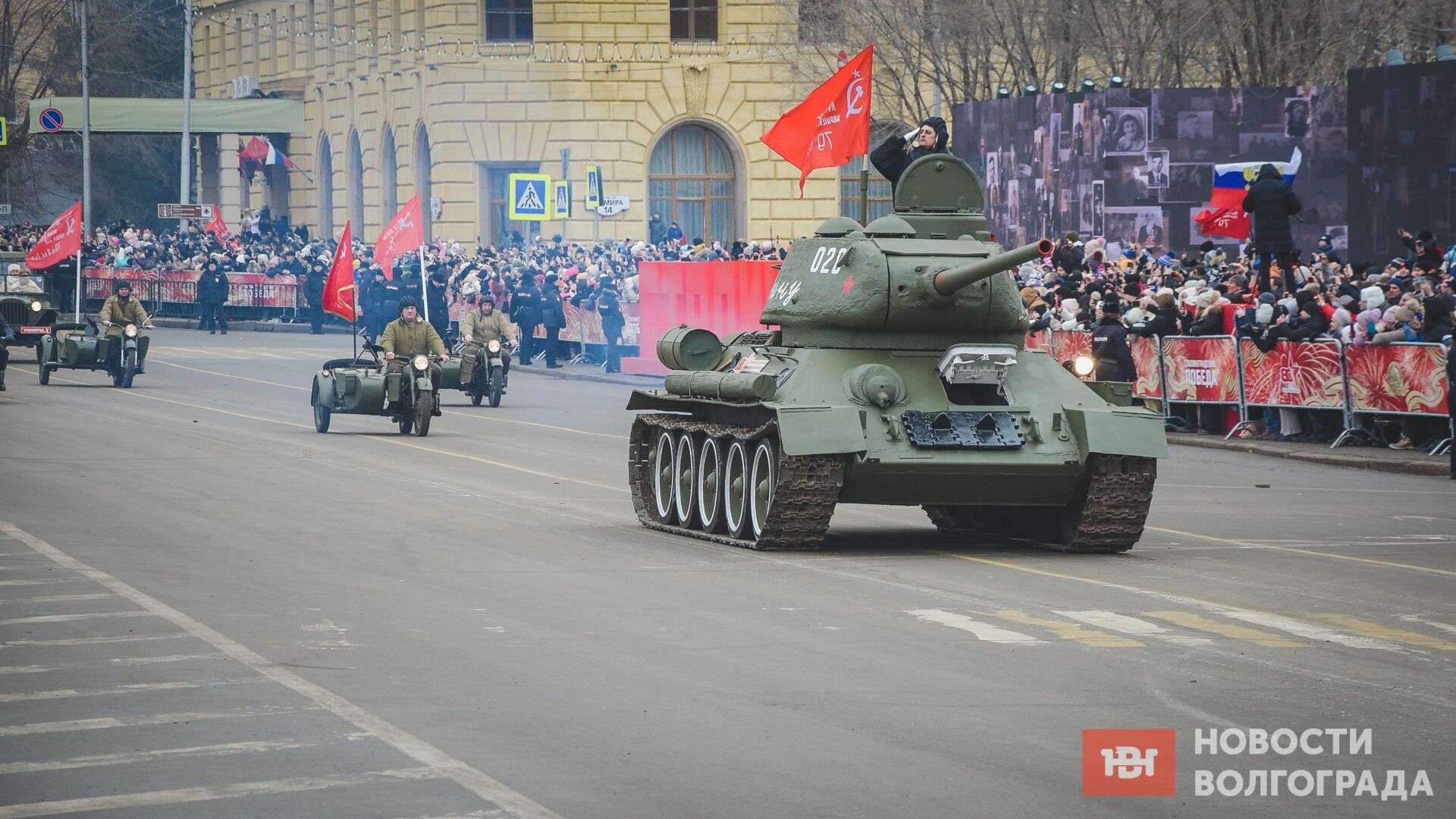 Легендарный Т-34 возглавил колонну военной техники на параде в Волгограде