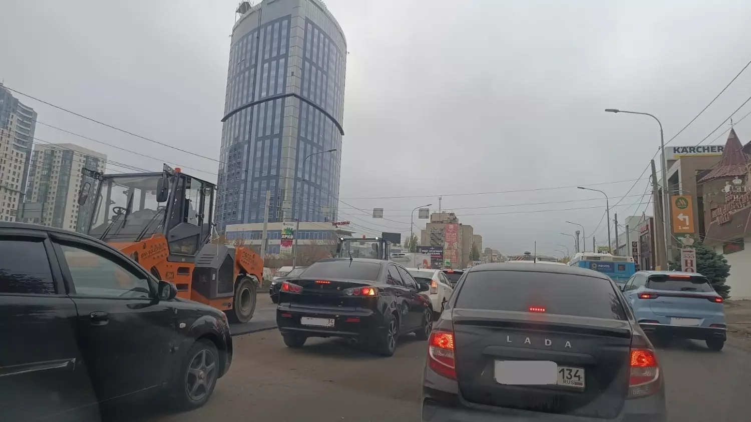 Укладка асфальта в разгар рабочего дня добавила массу неудобств волгоградским автомобилистам