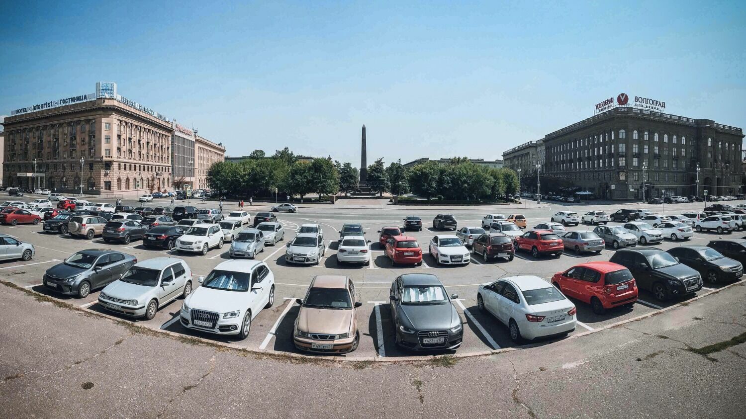 Проблема с парковками в центре Волгограда наблюдается повсеместно.