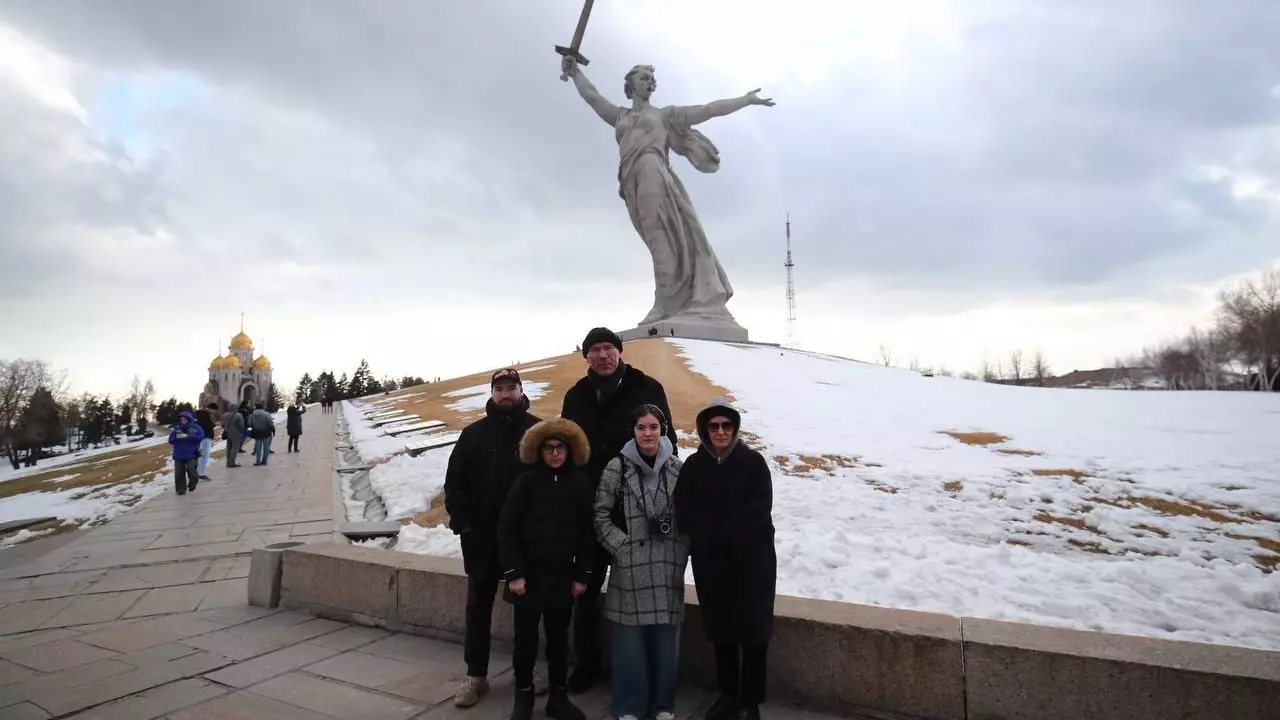 Николай Валуев поднялся с семьей на Мамаев курган