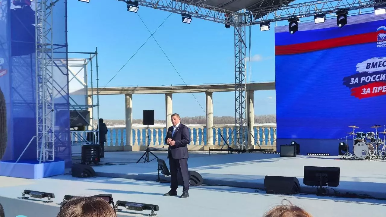 Губернатор Бочаров обратился к участникам митинг-концерте в центре Волгограда