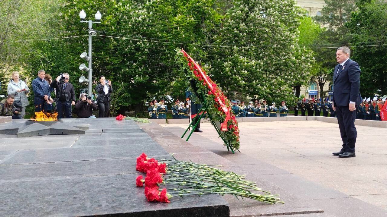 Возложение цветов и венков у Вечного огня на площади Павших Борцов