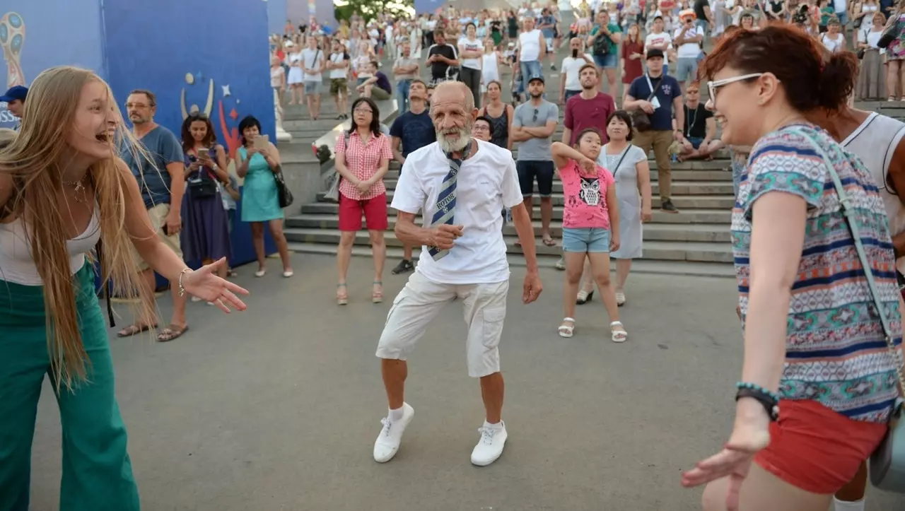 Танцующий дед Коля из Волгограда принял участие в съёмках шоу «Реки»