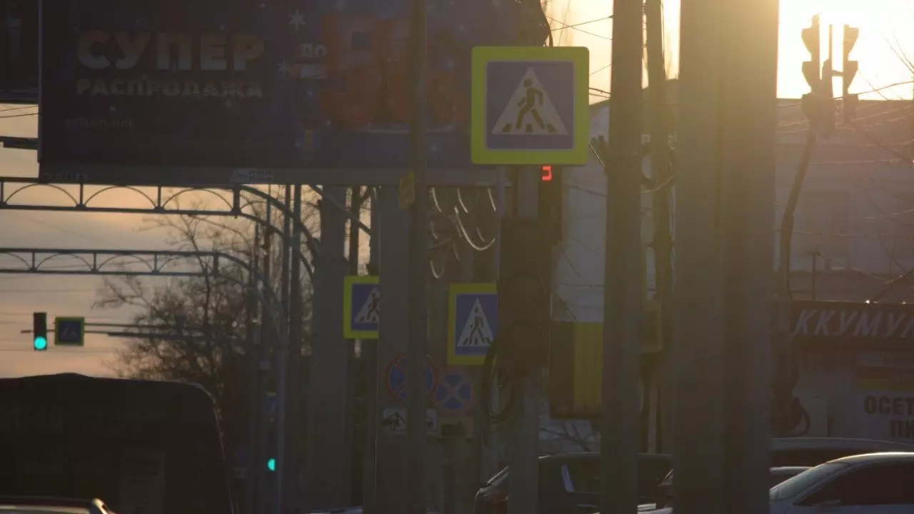 Светофор на перекрёстке Рокоссовского — Невская тоже виден не полностью
