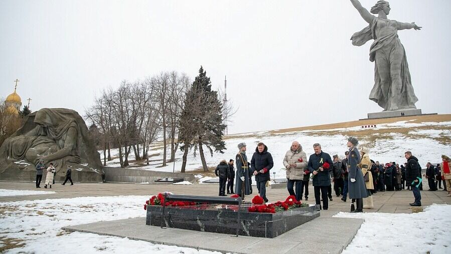Иностранные делегации поклонились защитникам Сталинграда на Мамаевом кургане