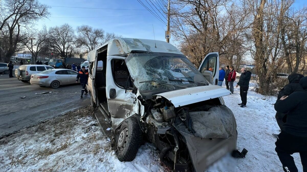 До 9 увеличилось число пострадавших в аварии с маршруткой в Волгограде