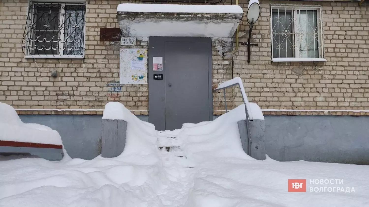 Не во всех дворах Волгограда после снегопада орудуют дворники