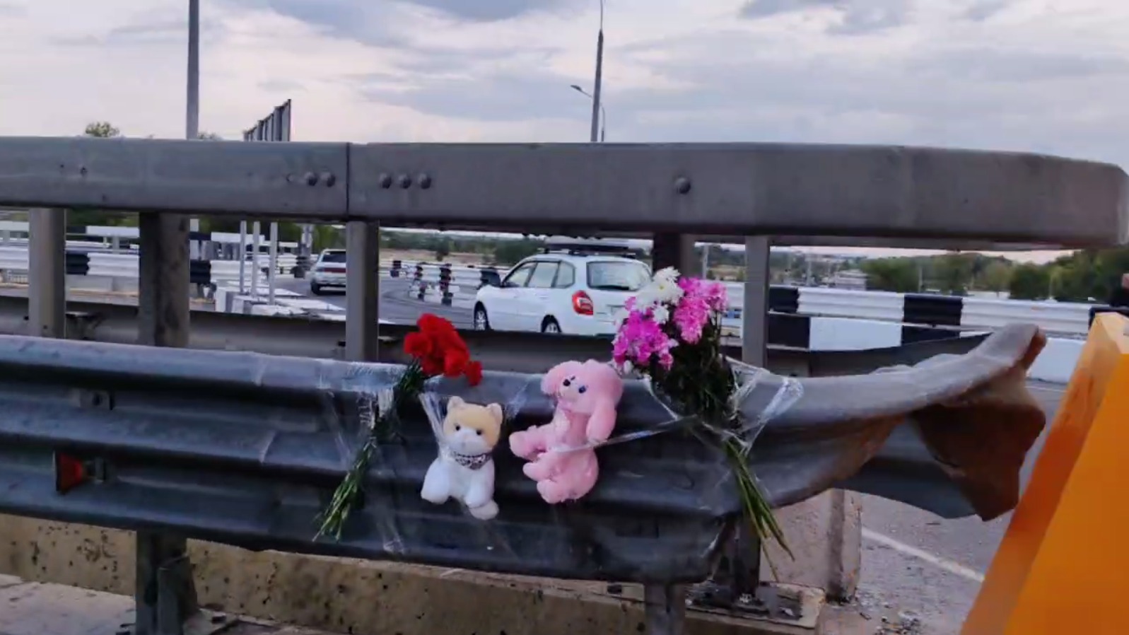Цветы и игрушки на месте гибели двоих детей на мосту через Волгу