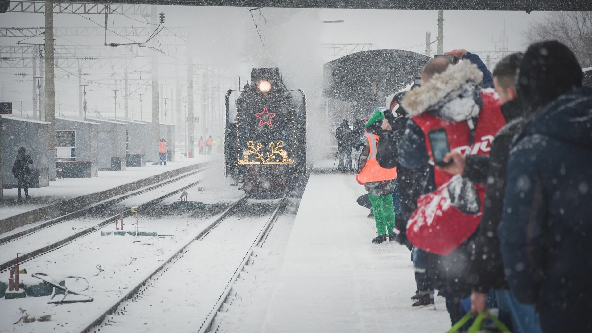 Праздничный поезд с Дедом Морозом привез в Волгоград первый снег