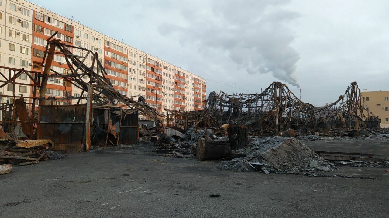 Руины сгоревшего рынка Людмила сносят в Волжском