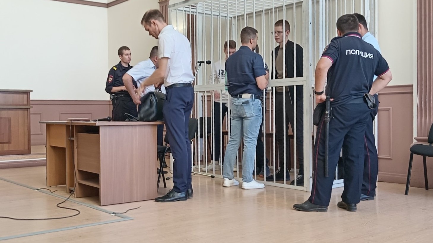 Автозак с тремя убийцами айтишника задержался в пробке в Волгограде по пути на суд