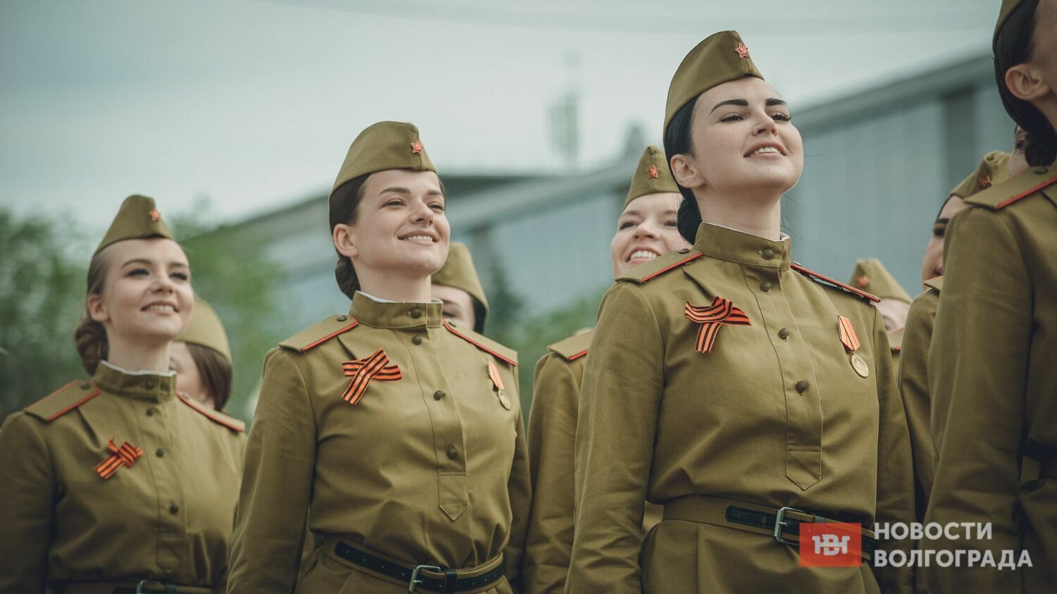 Девушки в военной форме традиционно становятся украшением парада в Волгограде