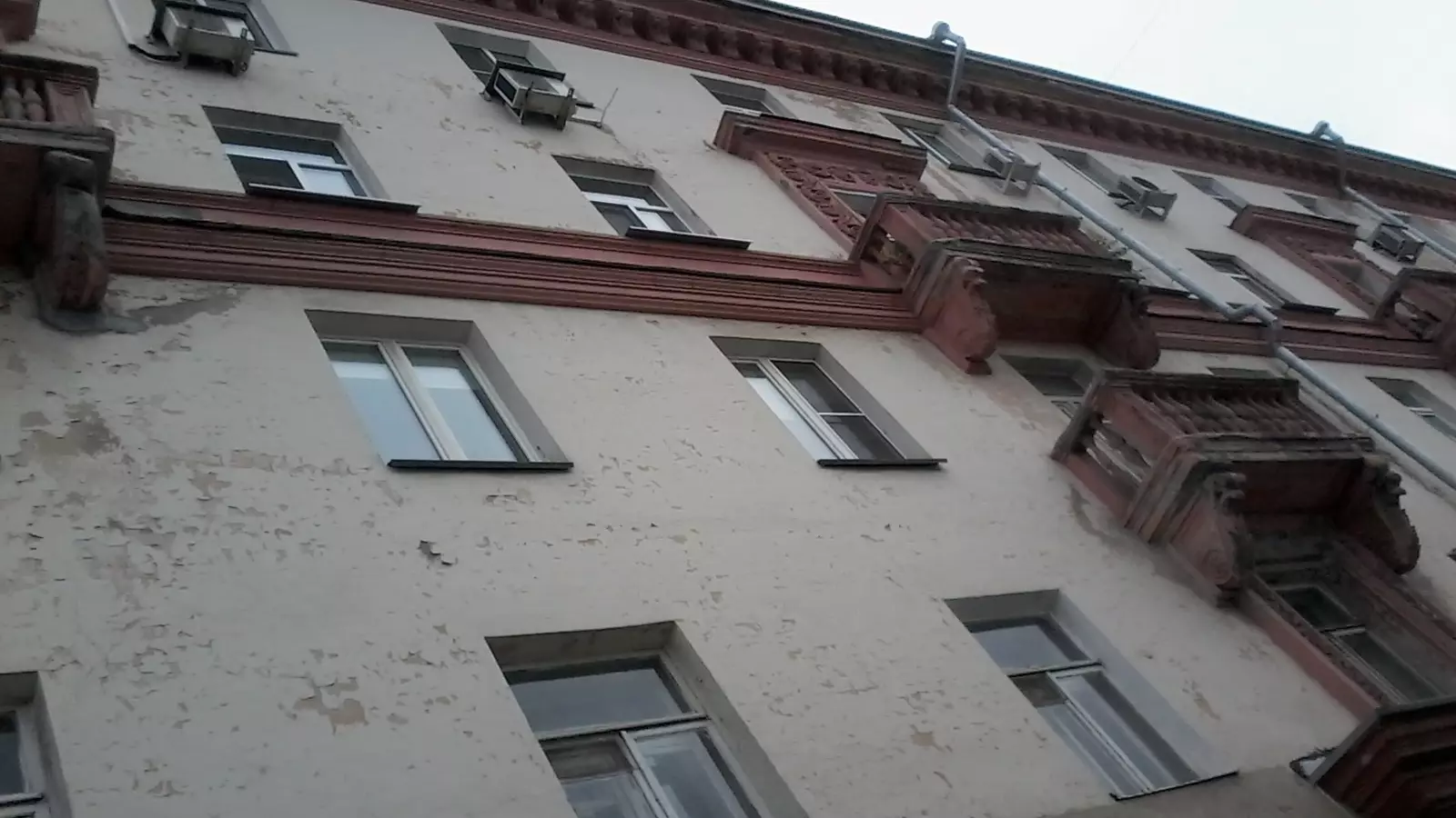 Волгоградец и гость из Самары выжили после падения с 3-го этажа