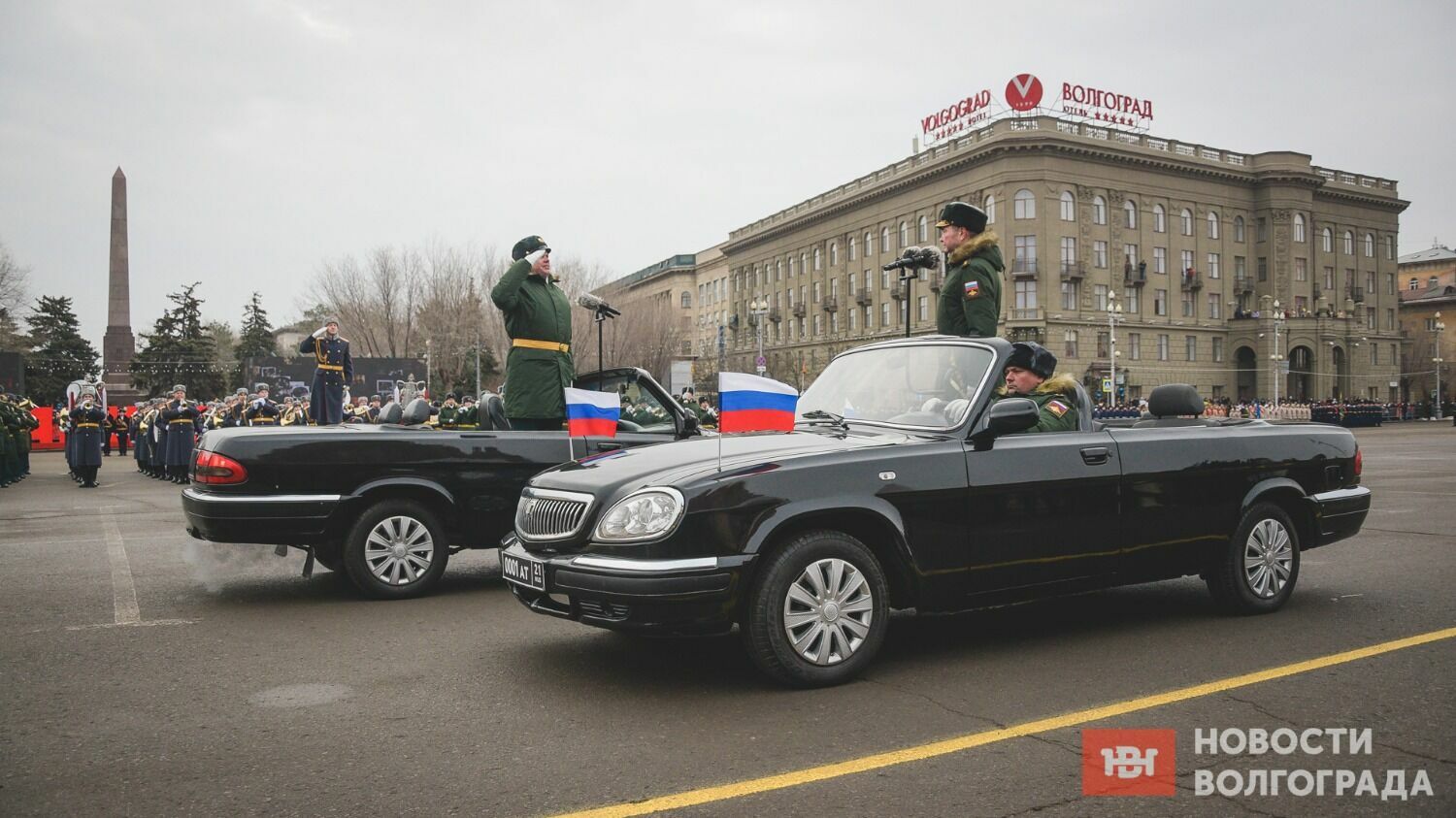 Евгений Иванов и Алексей Авдеев объехали парадные расчеты, поочередно поздравляя военнослужащих с Победой