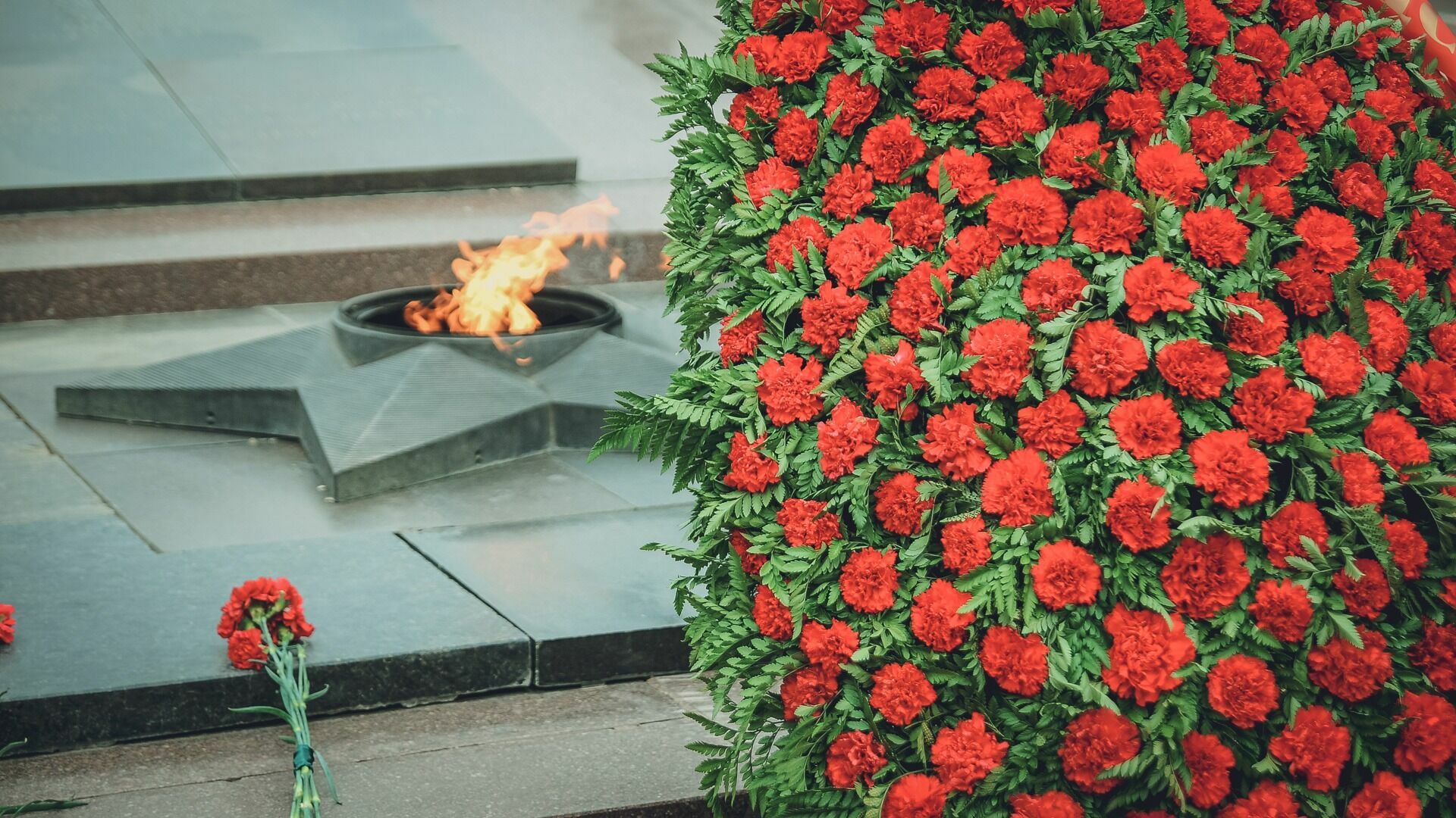 Волгоградцы возложили цветы к Вечному огню