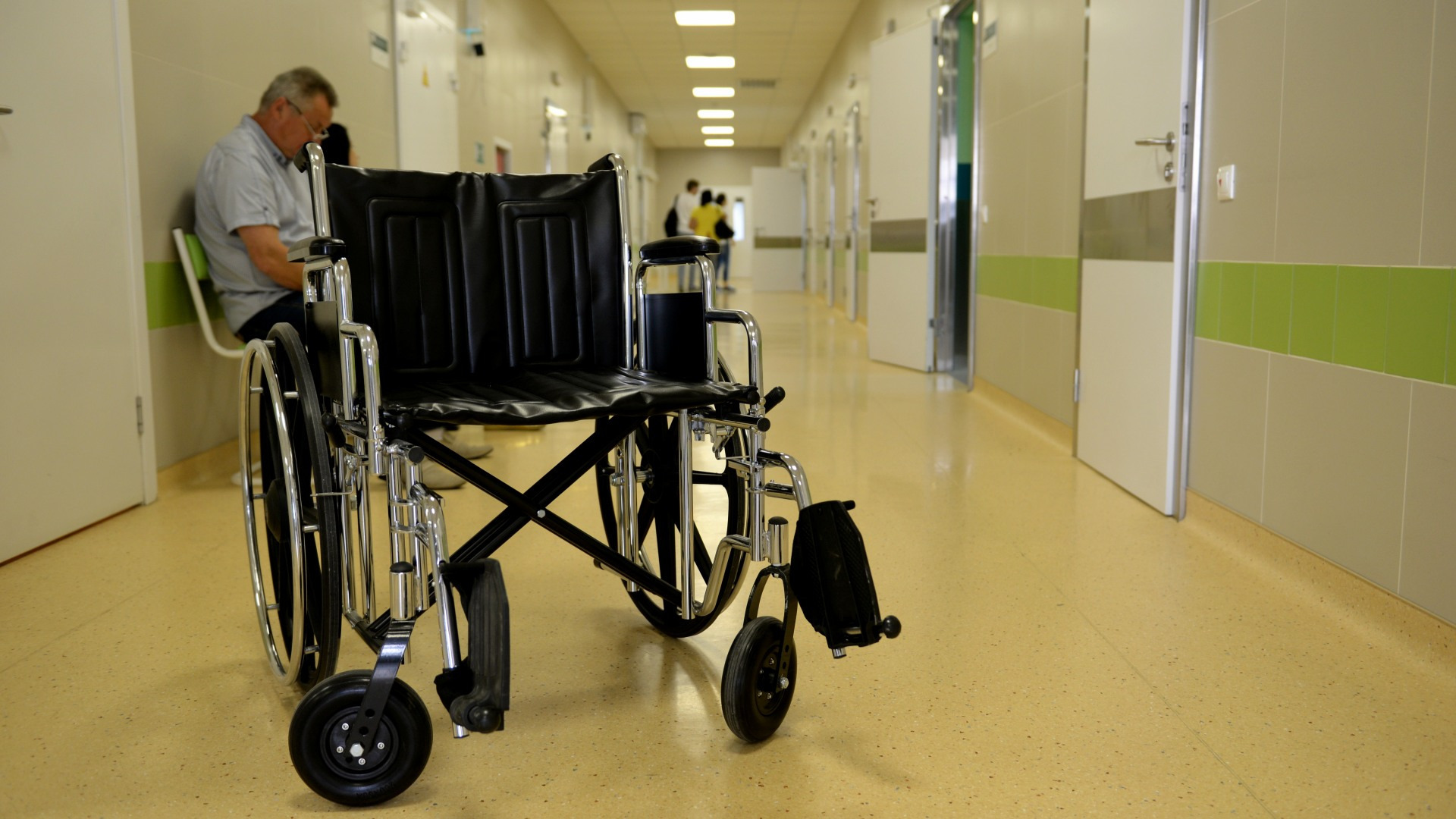 Волгоградцы при необходиомсти могут получить инвалидные коляски в прокат