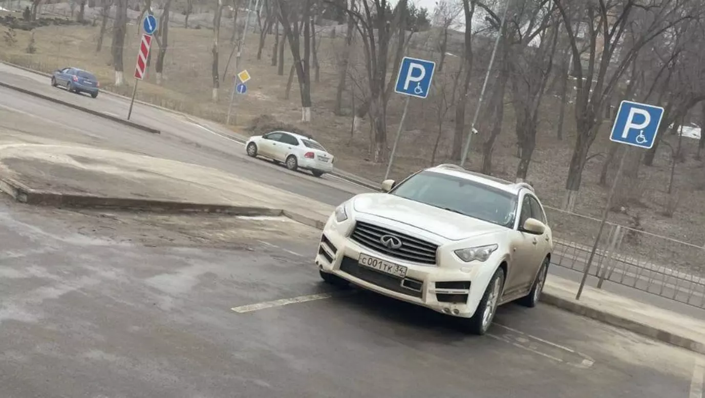 Вице-мэра Волгограда Анну Кувычко раскритиковали за парковку на местах для инвалидов