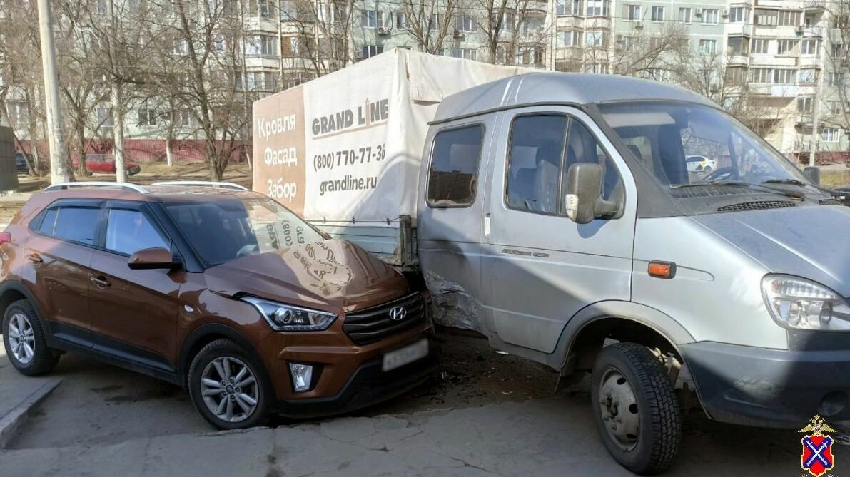 Двое детей и мать пострадали в ДТП с грузовиком в Волгограде