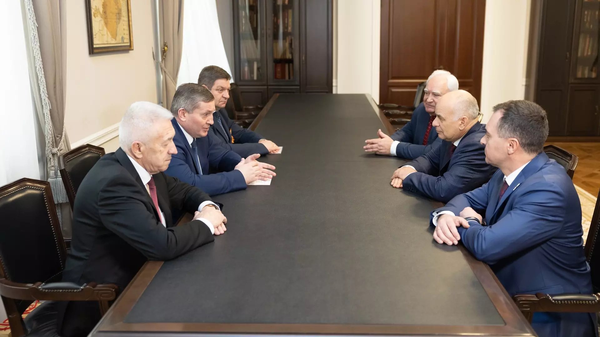 Волгоградский губернатор и делегация из Курска обсудили взаимодействие регионов