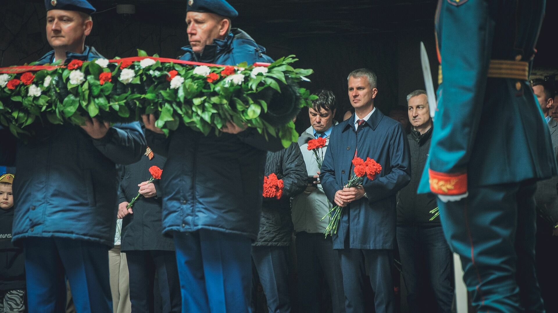 Волгоградские нефтяники возложили цветы к Вечному огню в Зале воинской славы и на воинском мемориальном кладбище Мамаева кургана