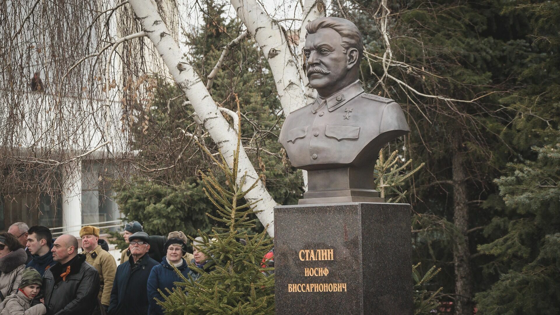 Бюсты Сталина, Жукова и Василевского торжественно открыли в Волгограде