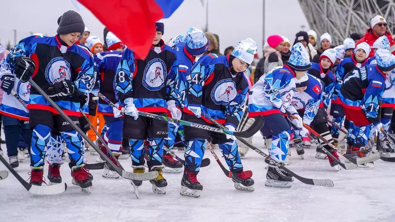 Хоккеисты и фигуристы показали свои умения на льду ЦПКиО
