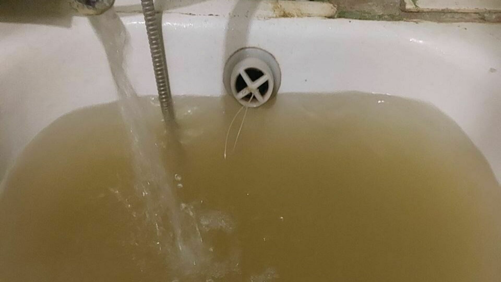 Коммунальщики назвали причину появления желтой воды в Котово