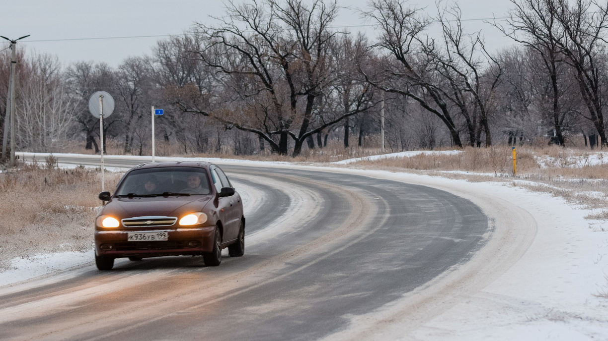 На борьбу со снегом и льдом на волгоградские трассы готовы бросить 224 машины