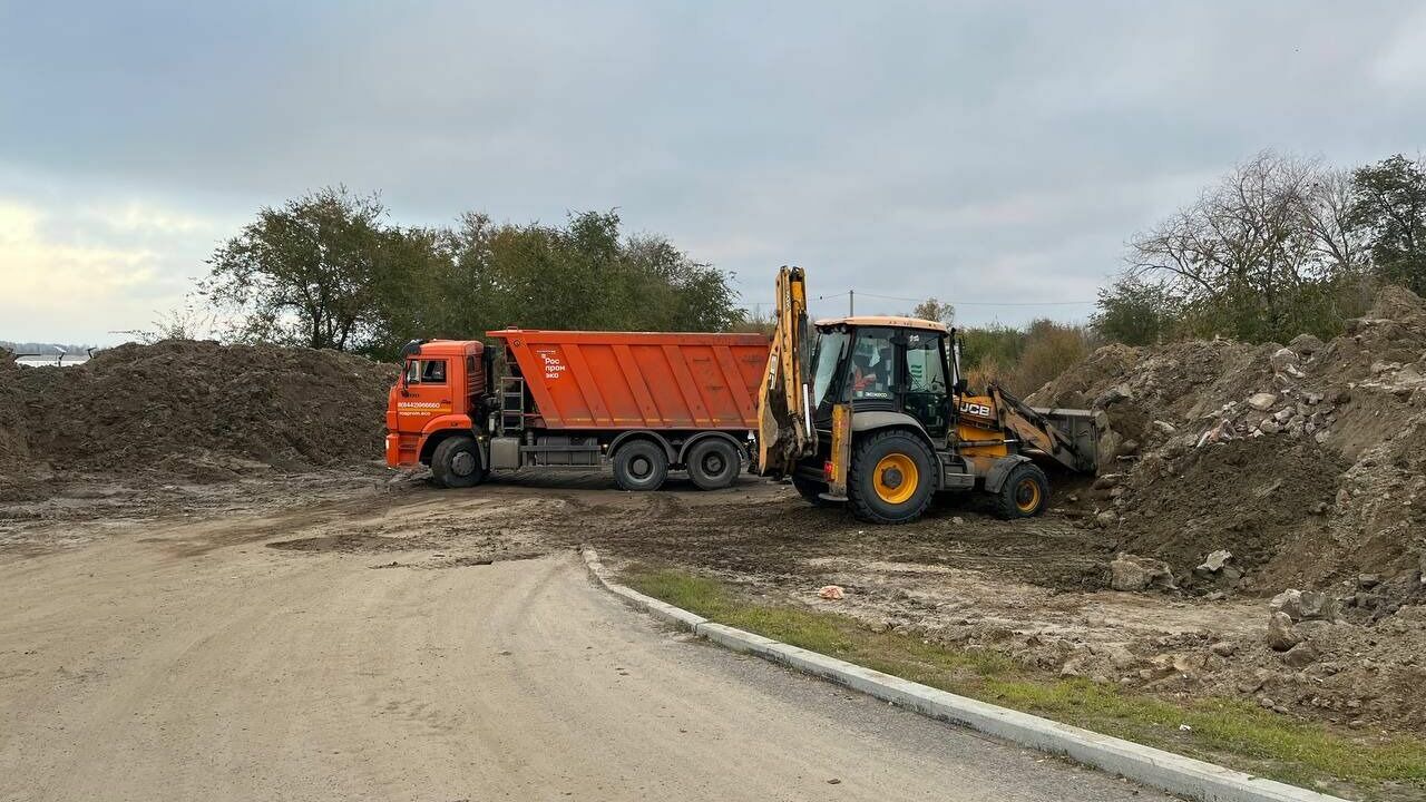 Загрязнённую землю из поймы реки Царицы в Волгограде вывозят грузовиками