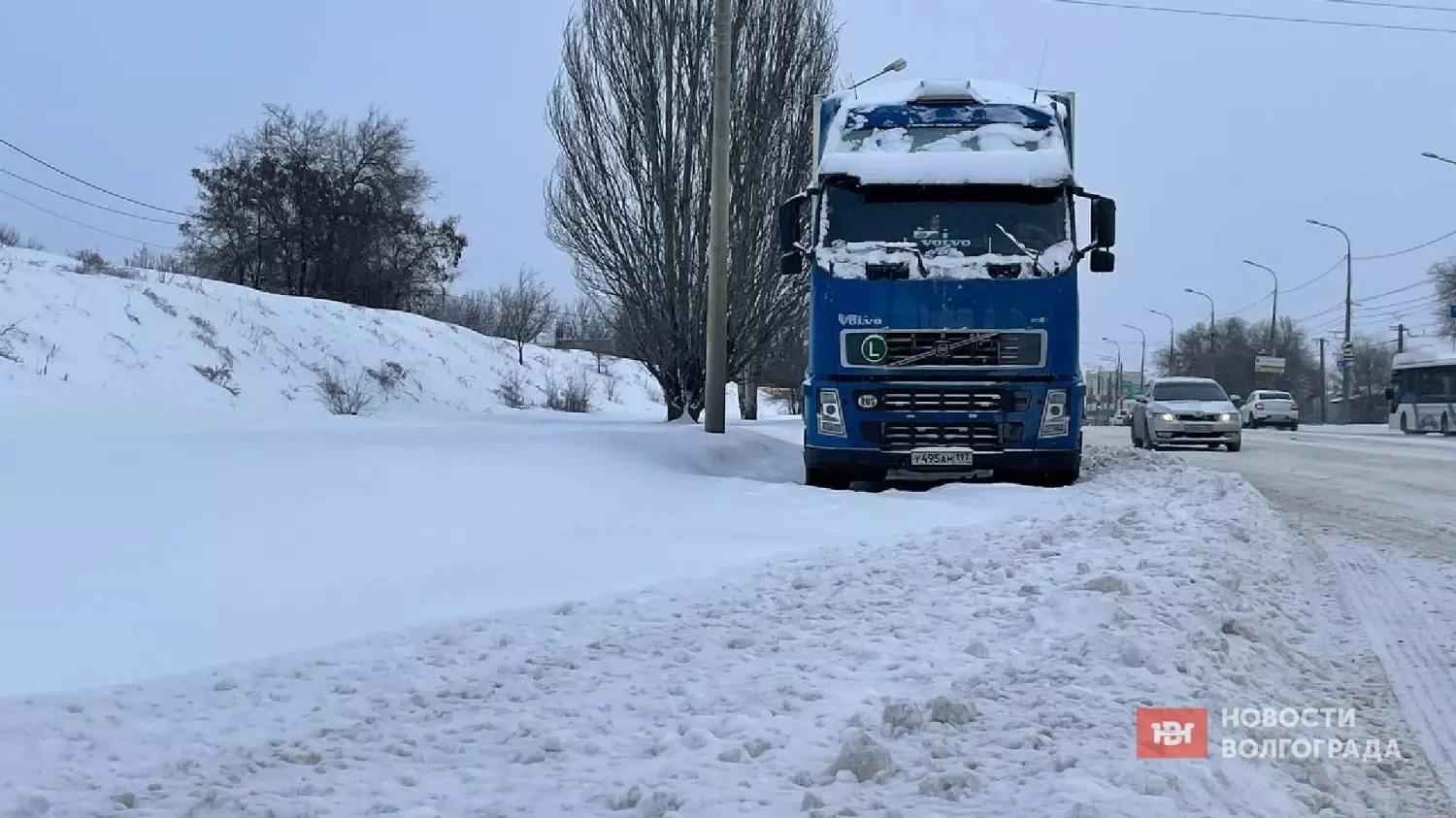 Фуры останавливаются на дорогах Волгограда из-за снега