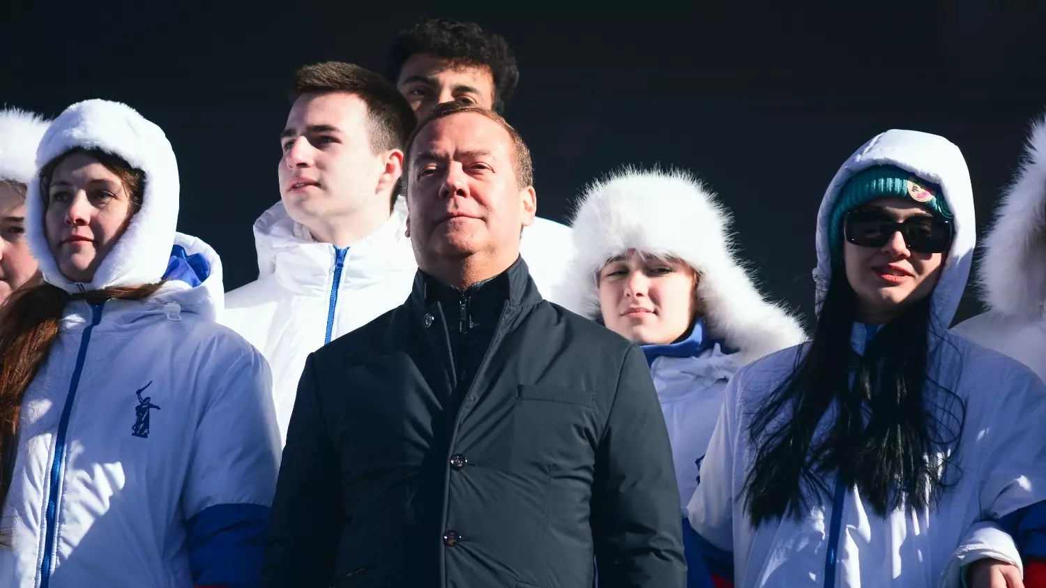 Дмитрий Медведев и Андрей Бочаров спели песню перед волгоградцами