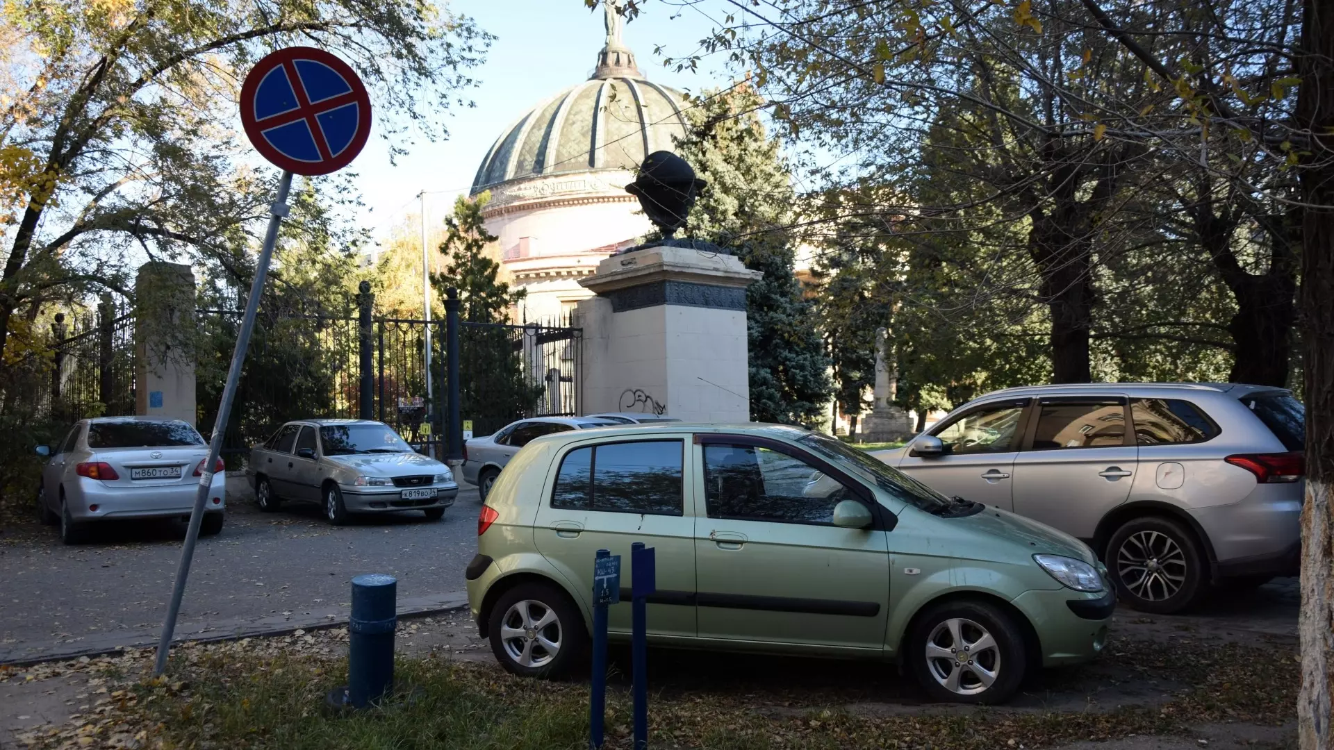 Штрафы вырастут вдвое за парковку на "зеленке" в Волгограде