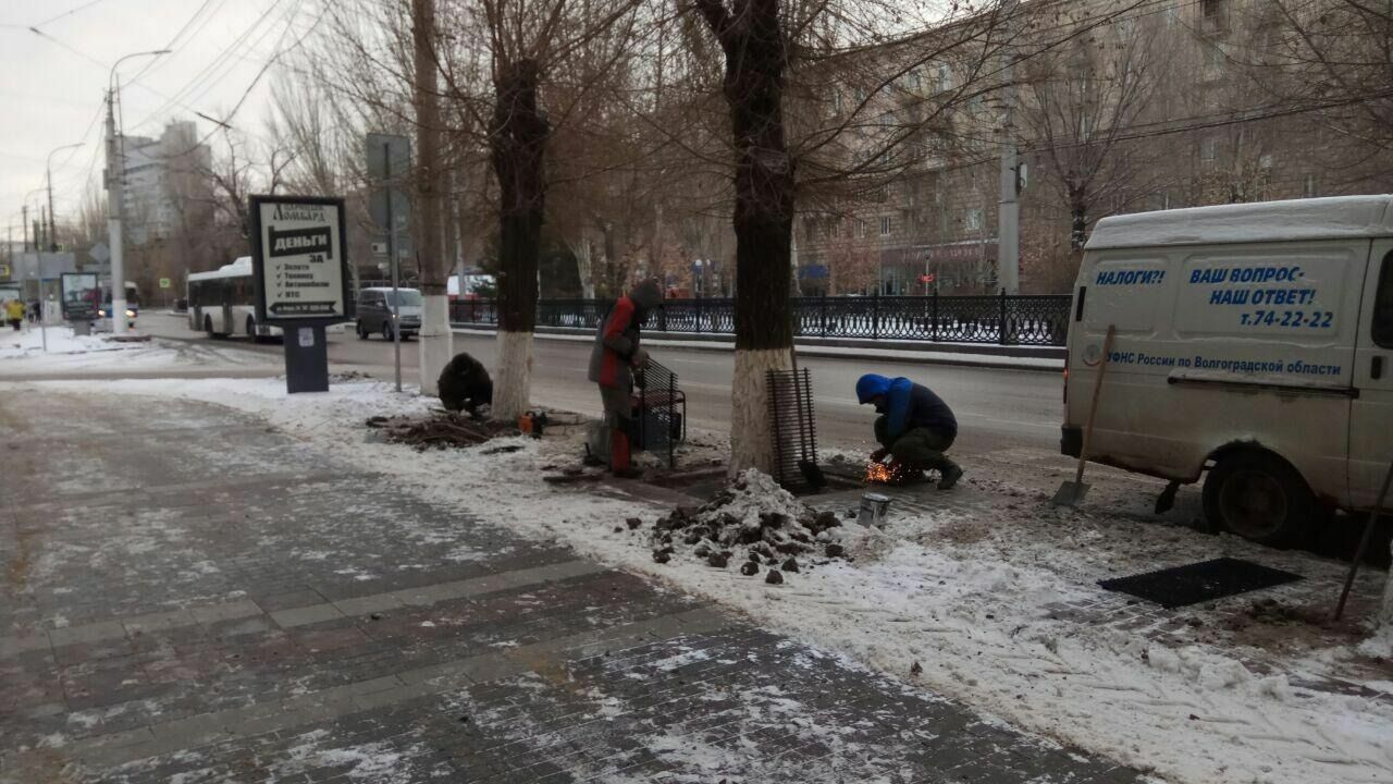 В декабре 2018 года перед памятником Григорию Засекину тротуарную плитку укладывали прямо на снег