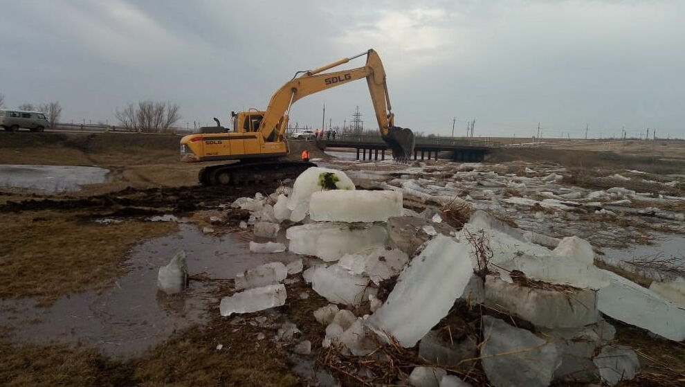 Заторы льда расчистили экскаватором на реке в Волгоградской области