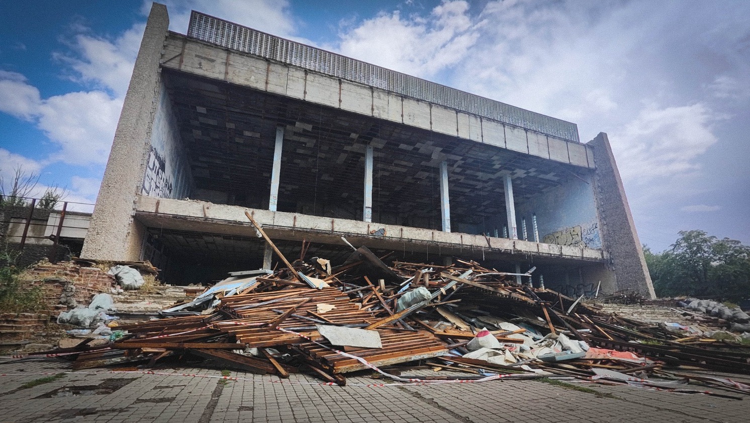 Разрушенный кинотеатр "Юбилейный" начали очищать от мусора