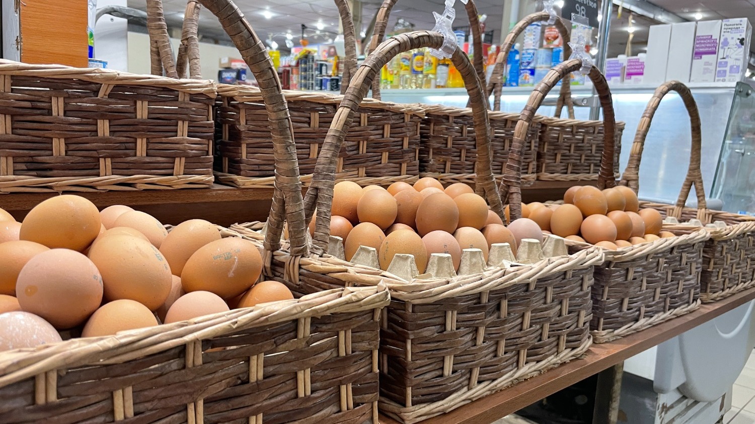 Домашние яйца - неизменный атрибут любого рынка в Волгограде