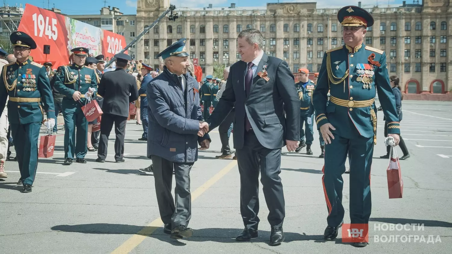 После парада волгоградский губернатор не спешил уходить с площади