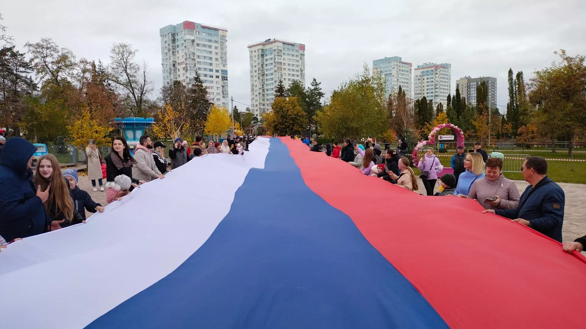 Одно из ключевых событий праздничного дня — вынос 100-метрового флага