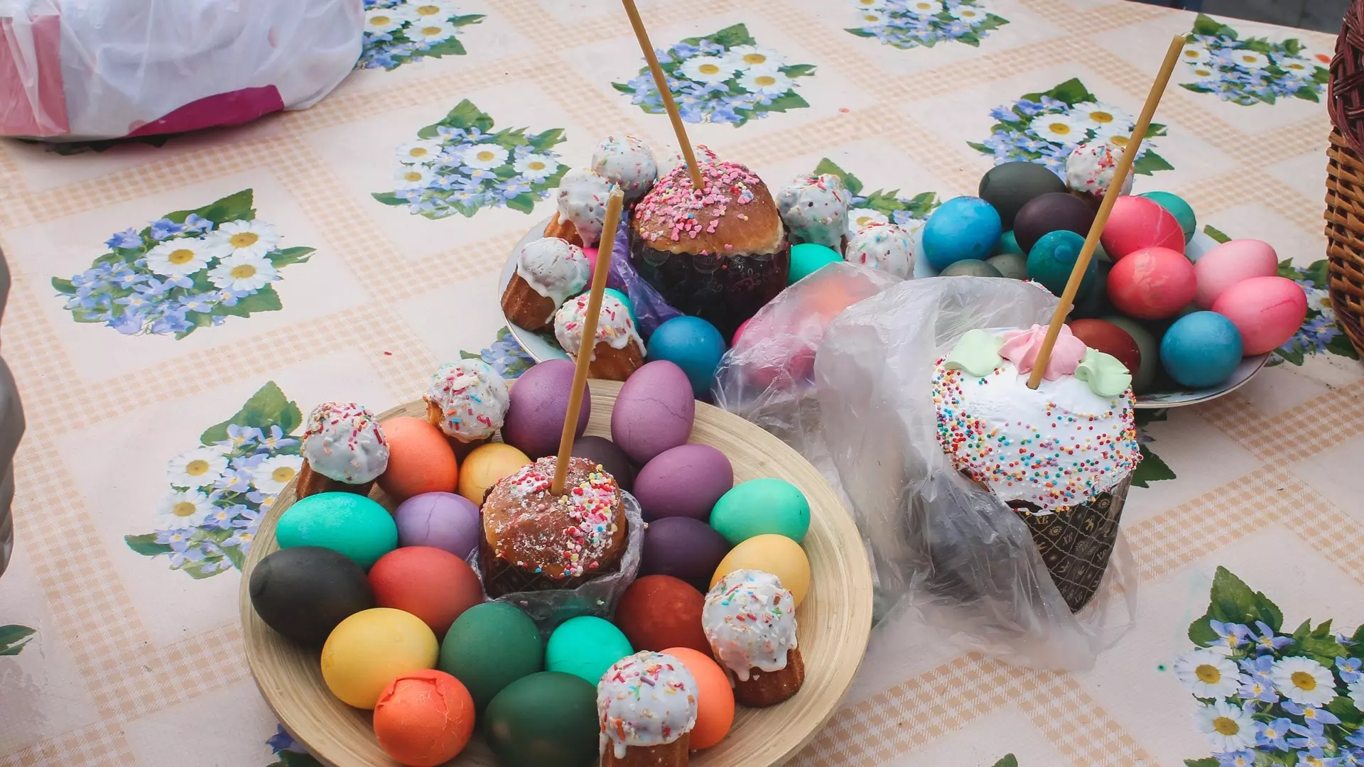 Пред праздником Пасхи волгоградцы с увлечением скупают куличи и яйца