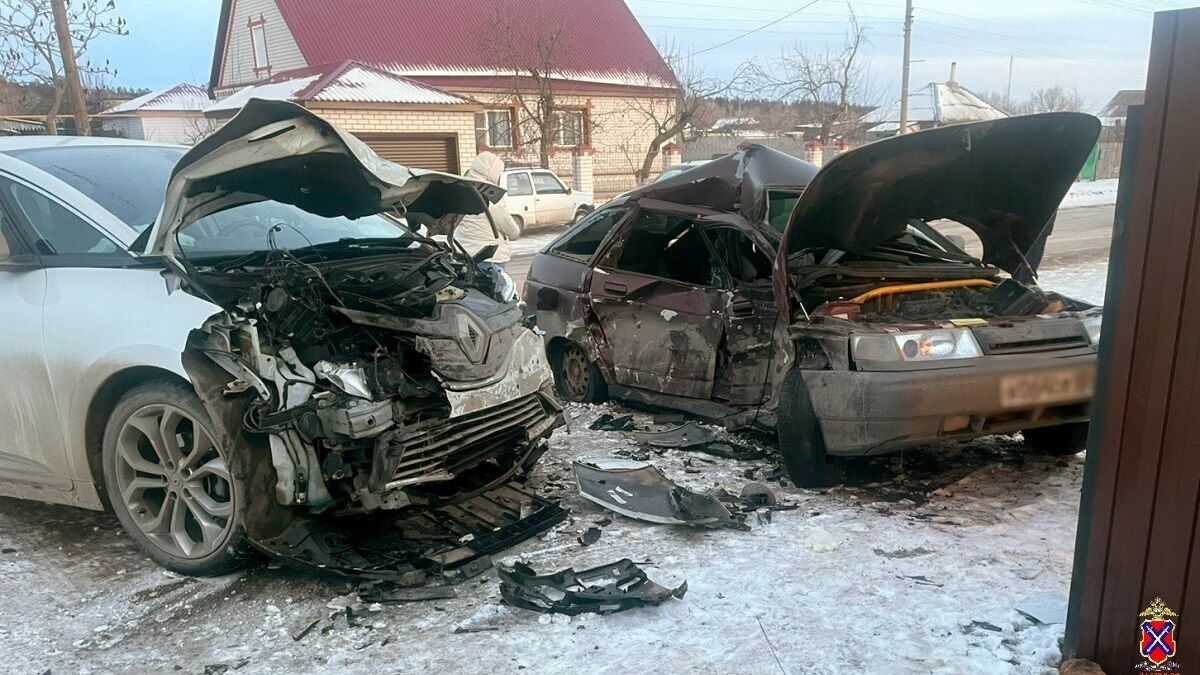 Водитель ВАЗа погиб в жуткой аварии с иномаркой в Волгоградской области