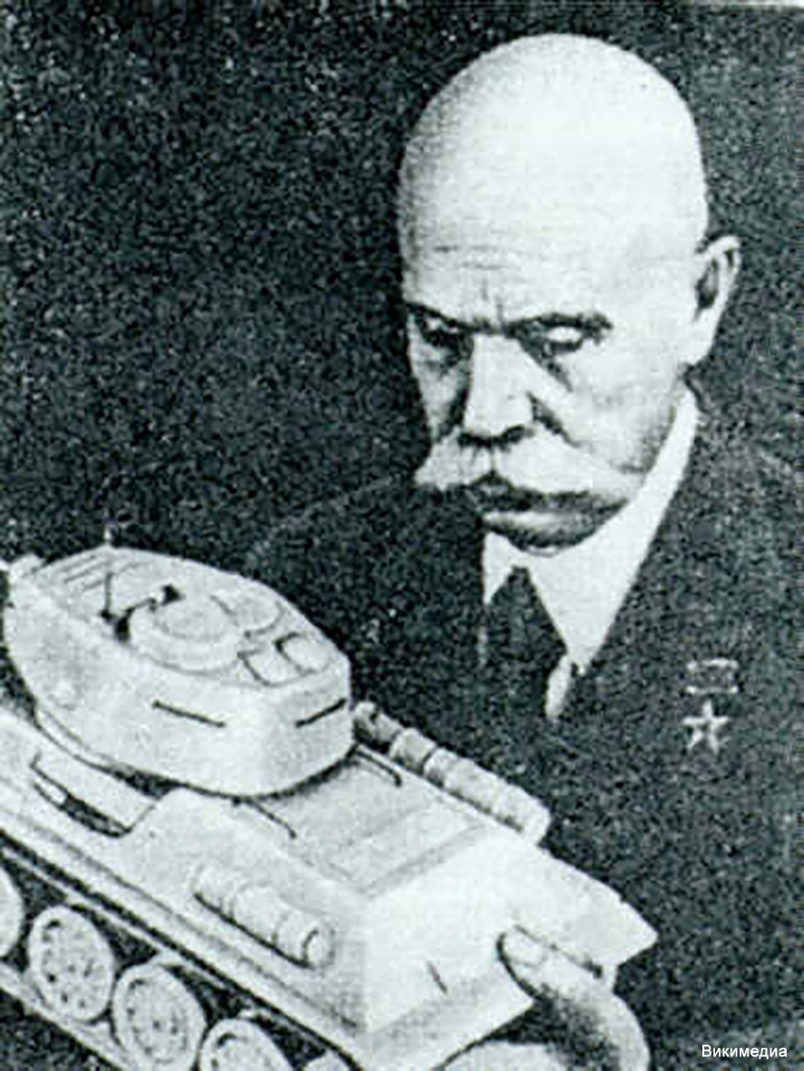 Евгений Оскарович Патон с моделью танка Т-34
