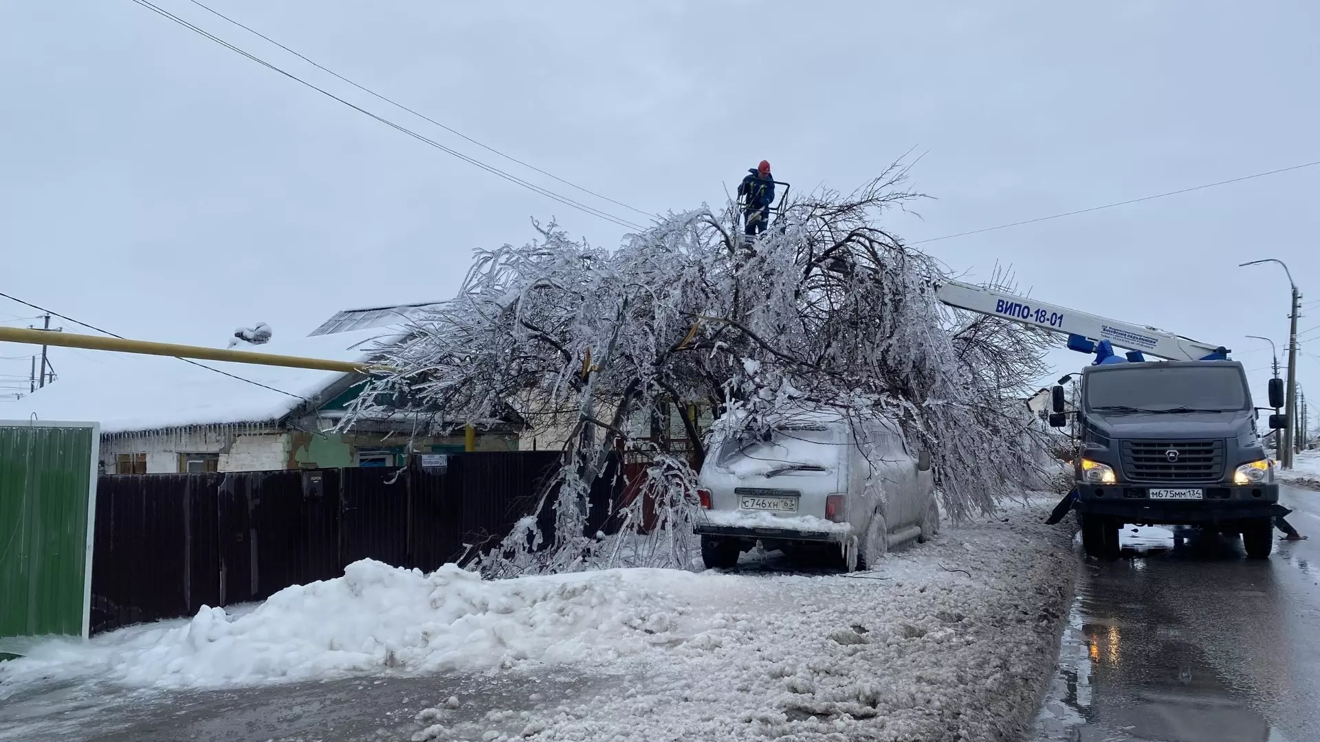 Как в Котельниково борются с последствиями ледяного дождя