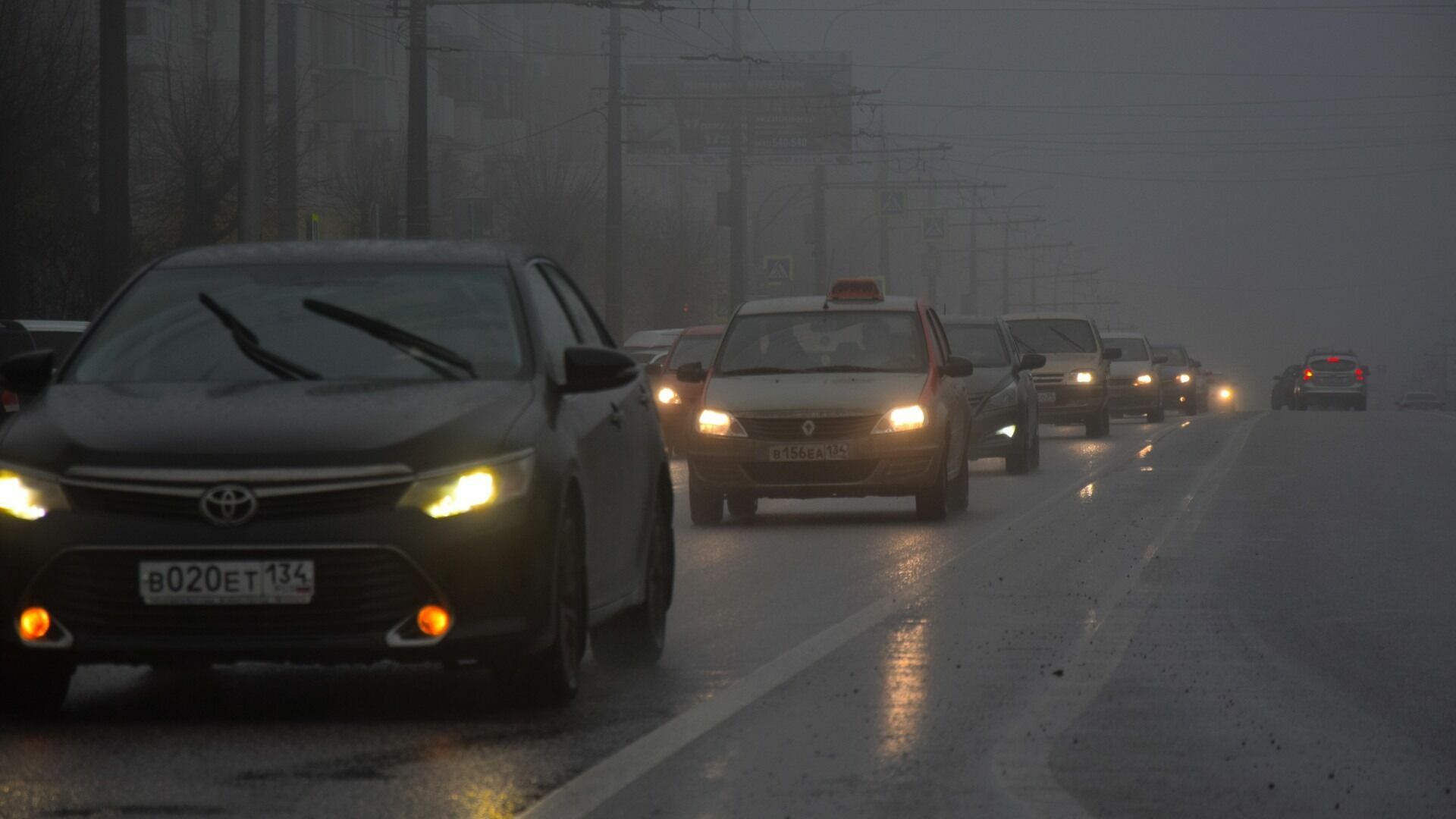 Пробки сковали в пятницу две продольные магистрали в Волгограде