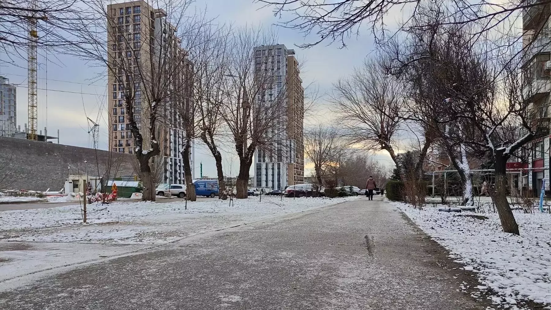 Улицы Волгограда покрылись коркой льда после снегопада