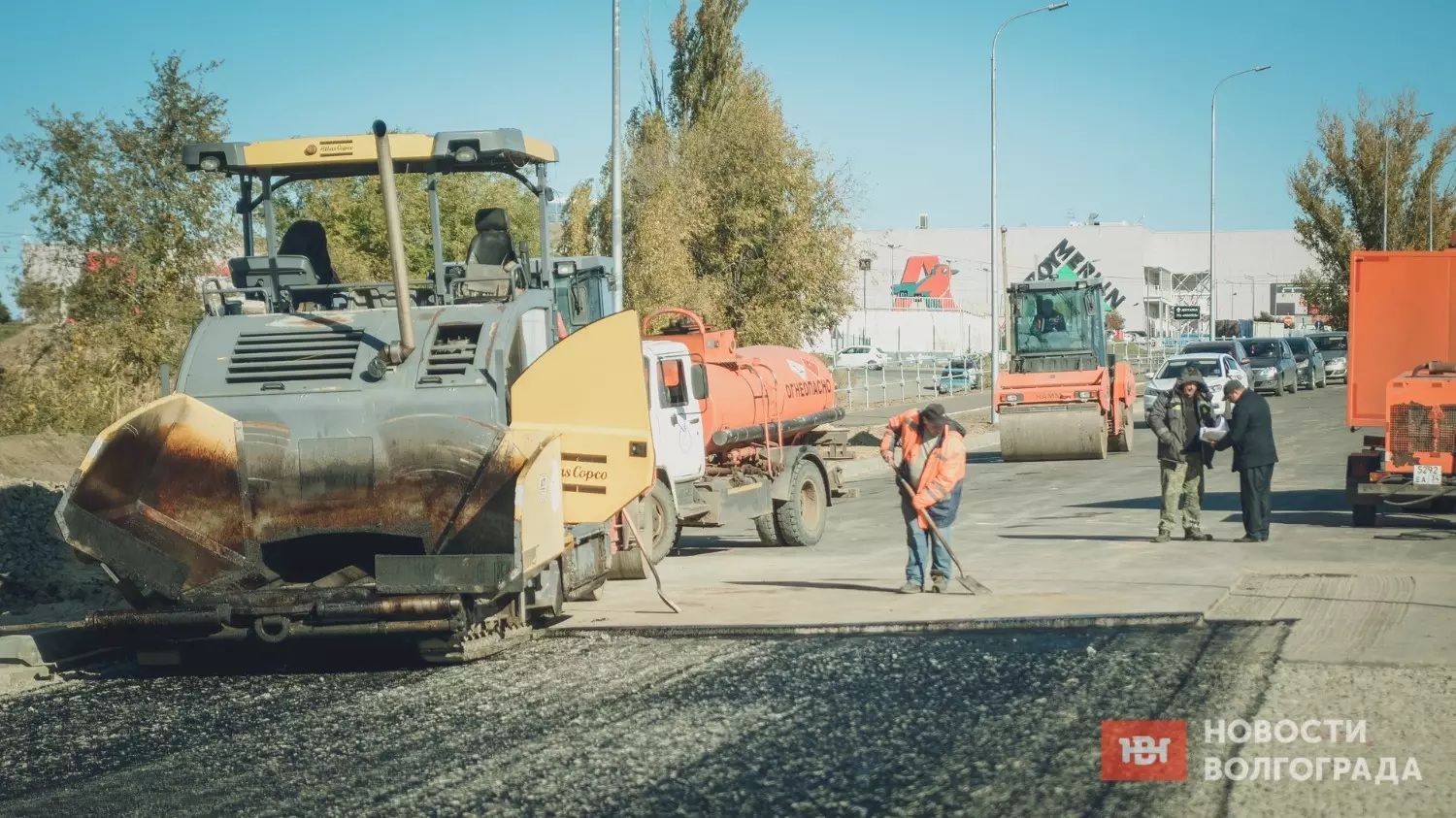 На большей части новой дороги в Кировском районе уже уложен асфальтобетон