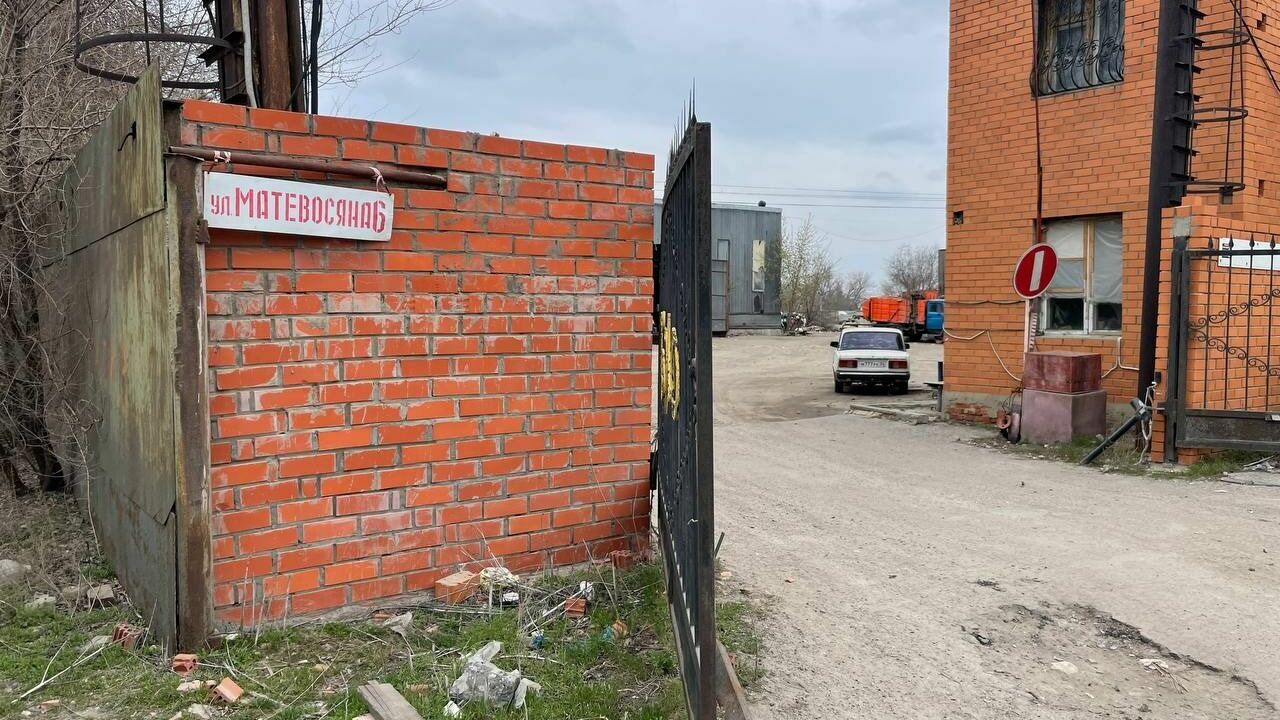 Согласно выписке из Госреестра, на территории по адресу Матевосяна 6 расположен гараж