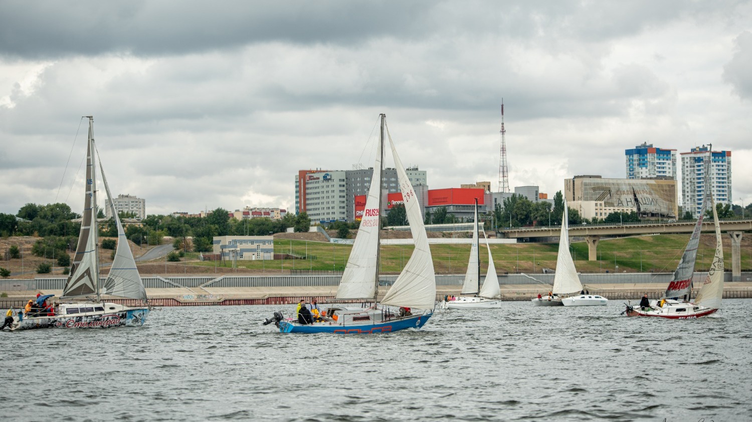 Виды Волгограда на фоне красивых яхт завораживают