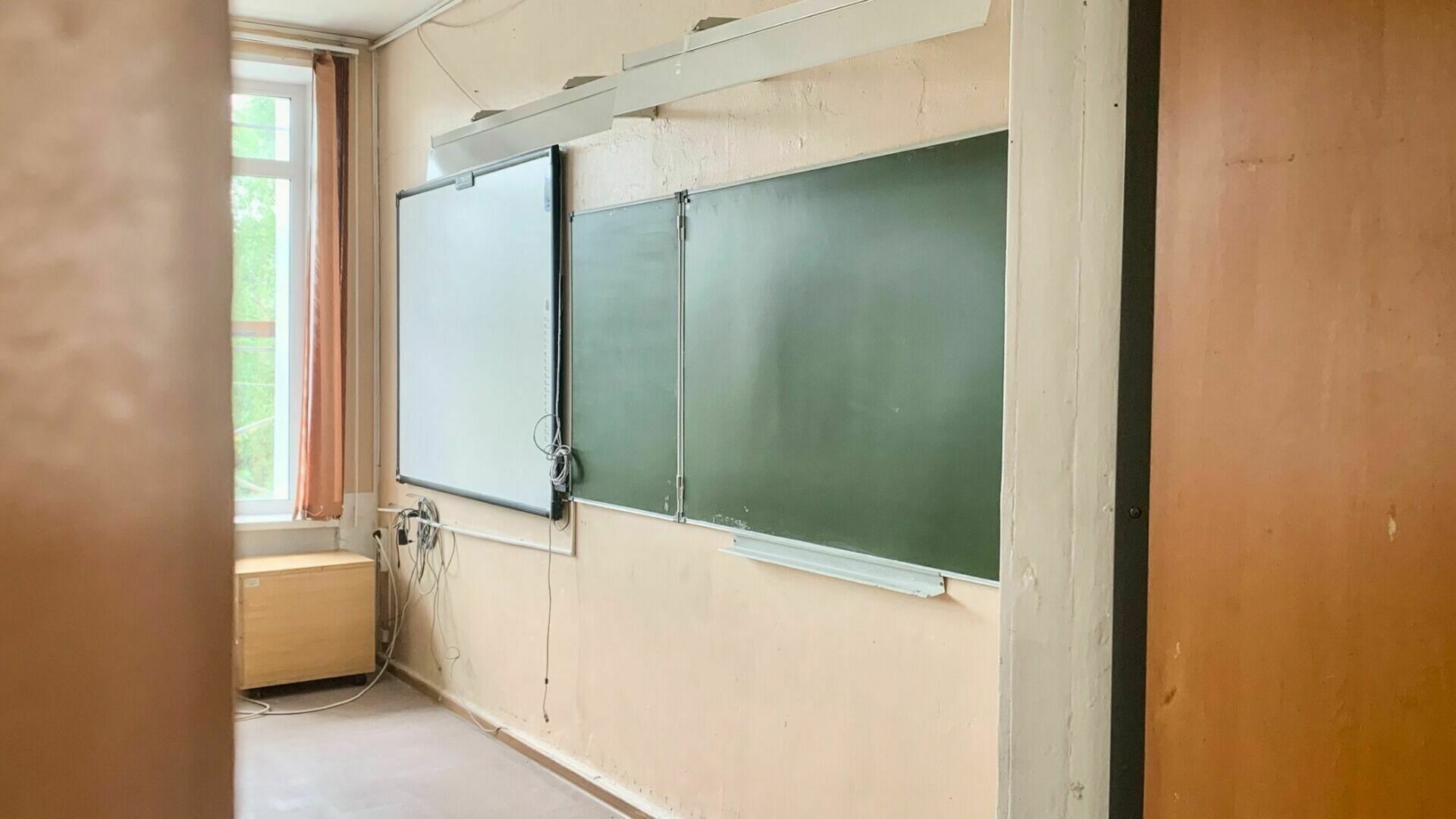 Директора  накажут за рухнувшую шведскую стенку на ученицу в Волжском
