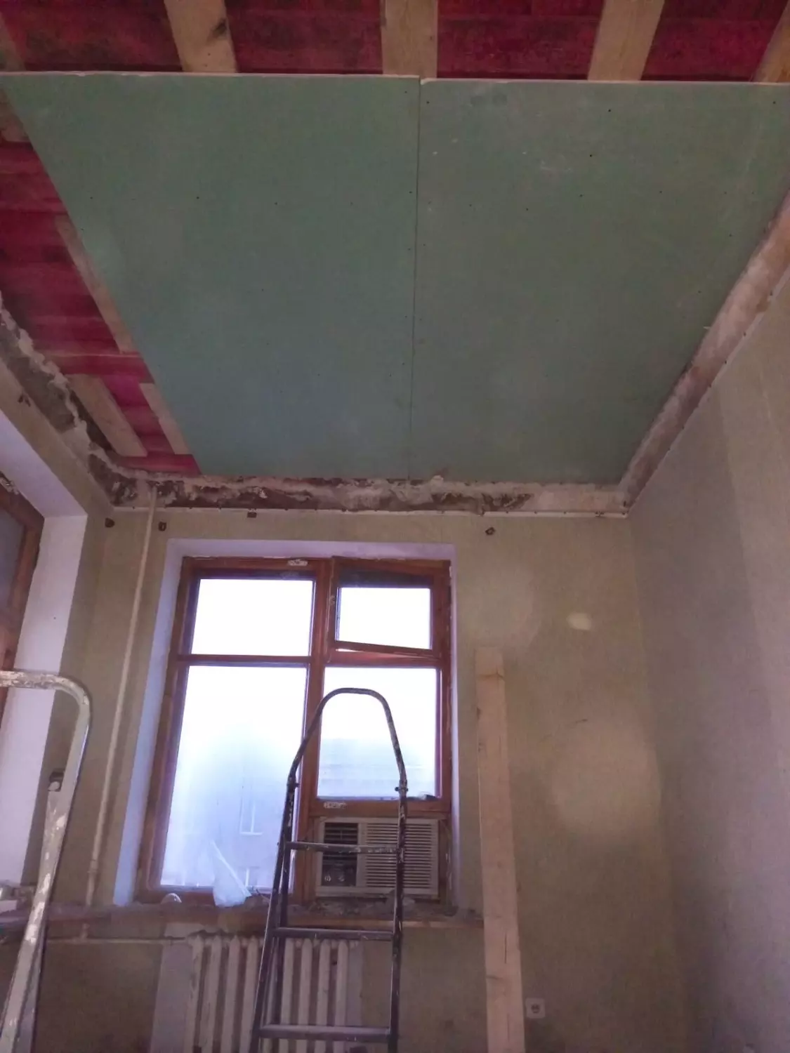 Обвалившийся потолок начали заделывать в доме-памятнике в Волгограде