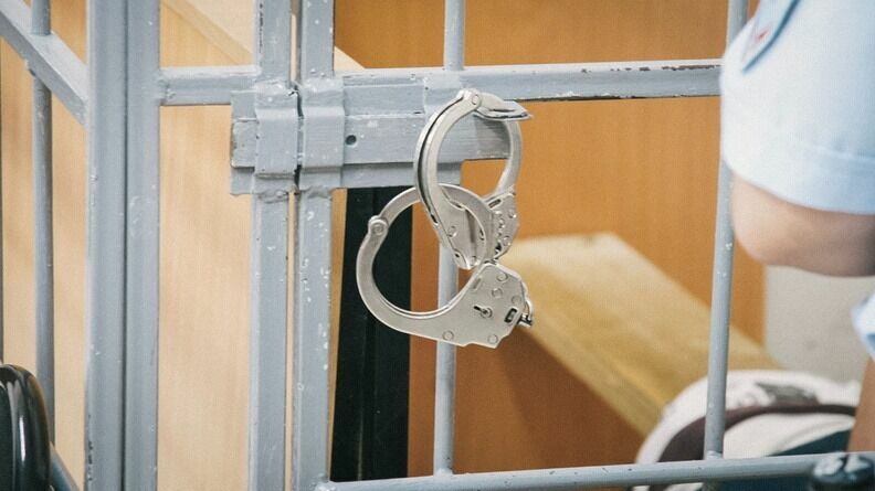 Суд арестовал подростка за угрозы ножом директору школы в Волжском